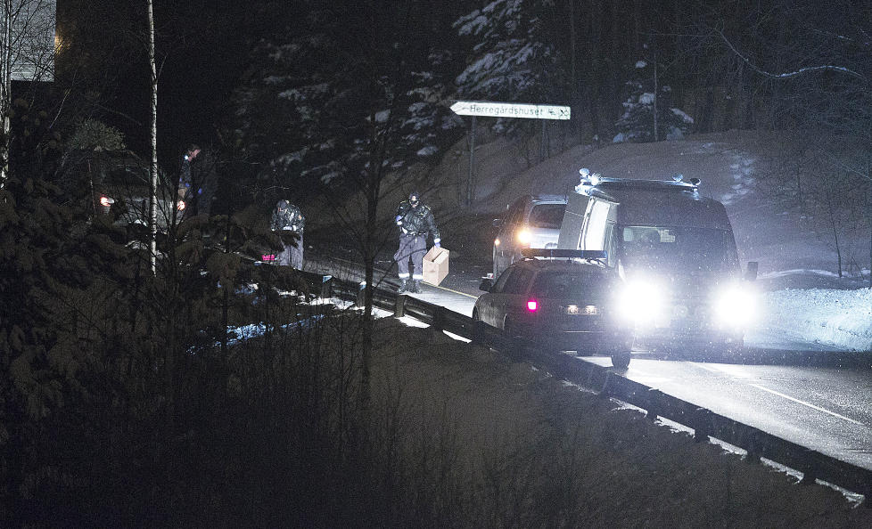 OMKOM P� STEDET:  Politiet unders�kte i g�r kveld ulykkesstedet p� fylkesvei 454 (gamle E6) hvor en mann i 50-�rene ble p�kj�rt og drept. Foto: BJ�RN LANGSEM / DAGBLADET