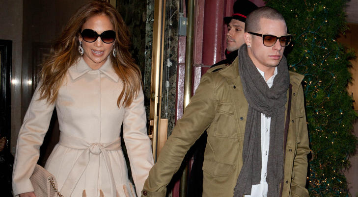 PENT PAR: Lopez har de siste m�nedene datet den 18 �r yngre danseren Casper Smart. Her forlater de to hotellet hennes i New York. Foto: Stella Pictures