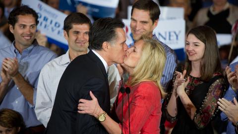 KLINTE TIL: Mitt Romney feiret seieren nominasjonsvalget i Florida med et skikkelig kyss med kona Ann som han har v�rt gift med i 42 �r. Newt Gingrich gikk p� en solid smell og endte p� andre plass i den republikanske kampen for � bli presidentkandidat. Foto: AFP Photo/Paul J. Richards