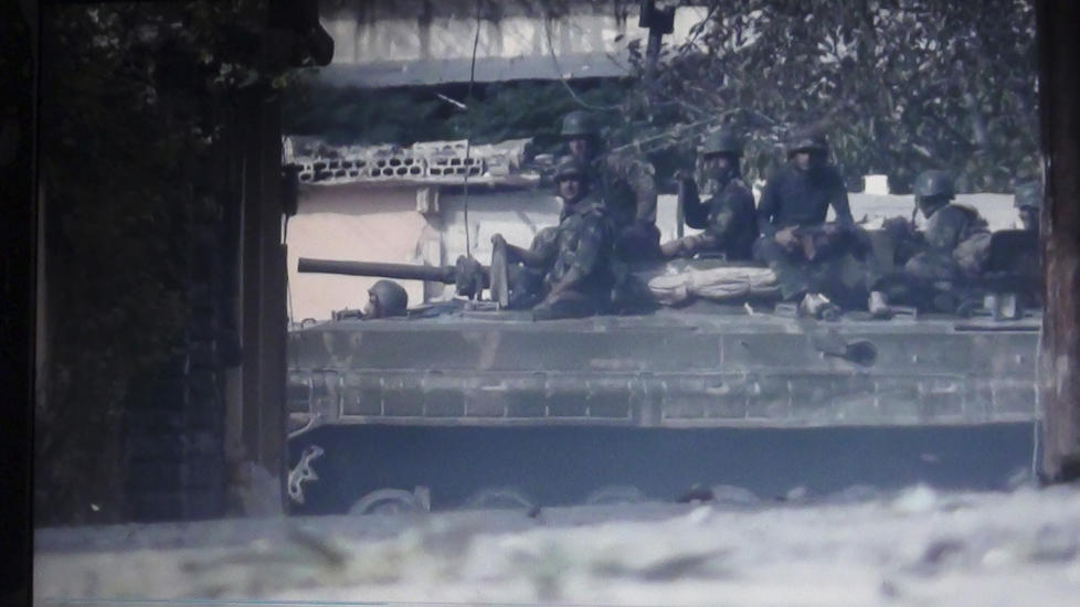 Syriske soldater p� et pansret kj�ret�y i Deir Balaba ved byen Homs. Foto: REUTERS/Handout/Scanpix