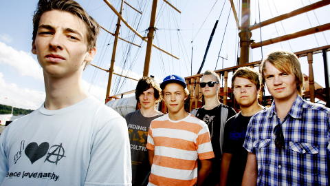 F�R ST�TTE I TUNG TID: Honningbarna f�r st�tte fra Musikk-Norge etter at bandets trommeslager (andre fra h�yre) mistet livet i en bilulykke forrige uke. Foto: Kristin Svorte / Dagbladet