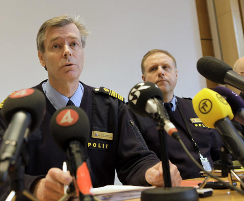 BEKYMRET: Svensk politi redegjorde for situasjonen i Malm� under en pressekonferanse i dag. Foto: Drago Prvulovic / SCANPIX