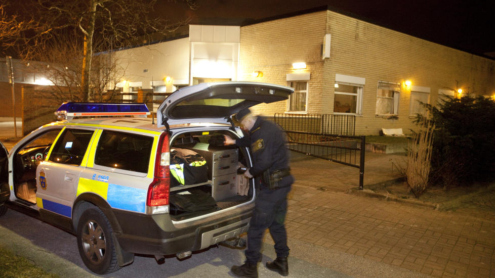 EKSPLOSJON: Kort tid etter g�rsdagens drap i Malm�, eksploderte en bombe utenfor politistasjonen i Eriksf�ltsgatan. Ingen ble skadd i hendelsen som fant sted mens stasjonen var ubemannet.
Foto: Stig-�ke J�nsson / SCANPIX
