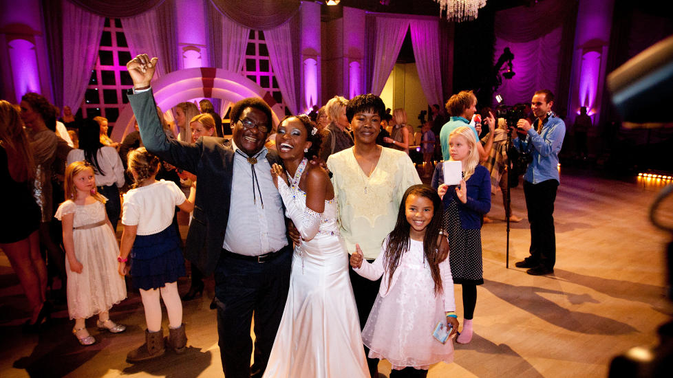 BLE P�KJ�RT OG DREPT: Stella Mwangis far, Jeff Mwangi Kwirikia, omkom da han ble p�kj�rt i Ullensaker ved Dal tirsdag. Her er Mwangi med faren, tanta og kusina p� �Skal vi danse� i fjor. Foto: Stella Pictures