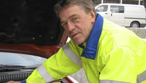 EKSPERT: - Ta en vedlikeholdslading av batteriet. Da reduserer du sjansene for � ende langs veikanten med flatt batteri i kulda, sier Jan Ivar Engebretsen. Foto: NAF