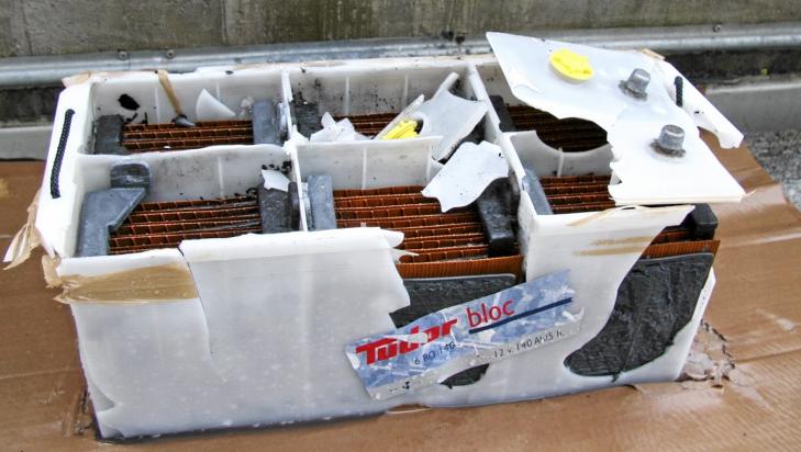 PASS P�: Her har batteriet eksplodert ved starthjelp mellom to biler.