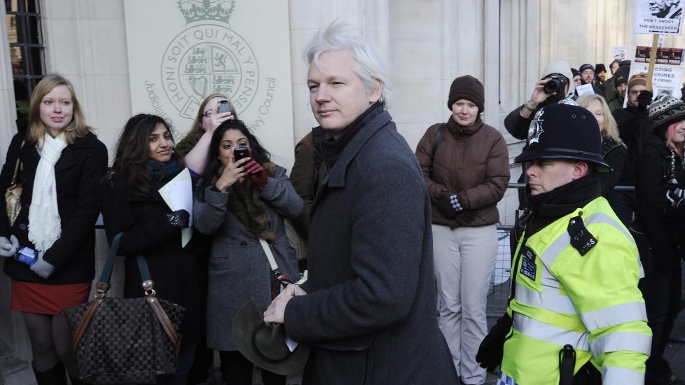 MYE ST�TTE: Den h�yeste domstolen i Storbritannia har gitt Julian Assange muligheten til � pr�ve saken sin for tredje gang. I dag startet h�ringen i Supreme Court med et stort oppbud av st�ttespillere og media. Foto: Scanpix