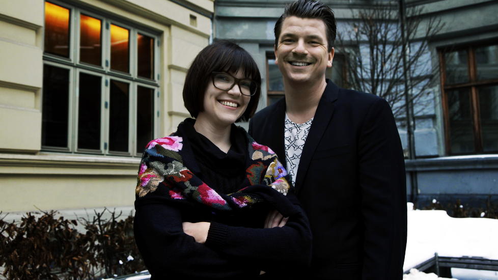 SUKSESSDUO: Sara B. Elfgren og Mats Strandberg skrev fjor�rets svenske ungdomsboksensasjon sammen, fantasyboka �Sirkelen�.
Foto: Steinar Buholm / Dagbladet.