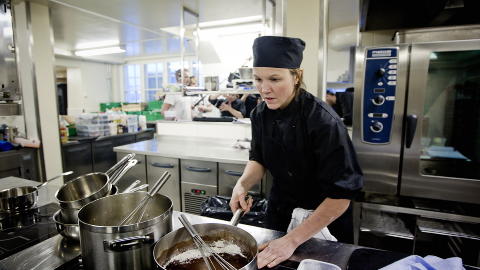 MYE � TENKE P�: Nina Kristoffersen m� ha tunga rett i munnen n�r hun kokkelerer i �Hellstr�ms mesterkokk�. Foto: Bj�rn Langsem / Dagbladet
