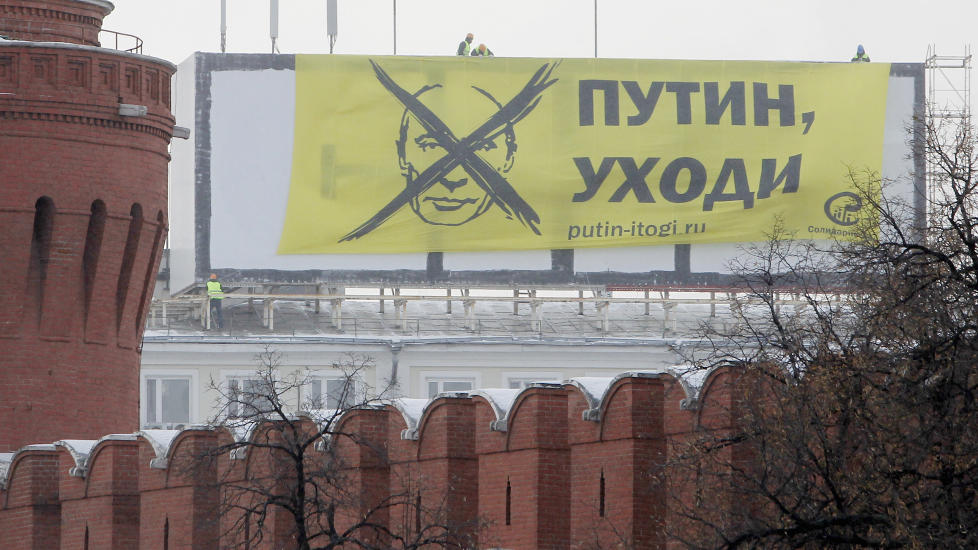 PROTEST: Opposisjonsgruppen Solidaritet hengte onsdag opp et stort banner med kryss over Putins ansikt. Foto: Denis Sinyakov/Reuters/Scanpix