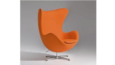 �EGGET�: Tilsynelatende lik Arne Jacobsens klassiker �Egget�, men dette er en kopi fra Designers Revolt. Foto: Produsenten