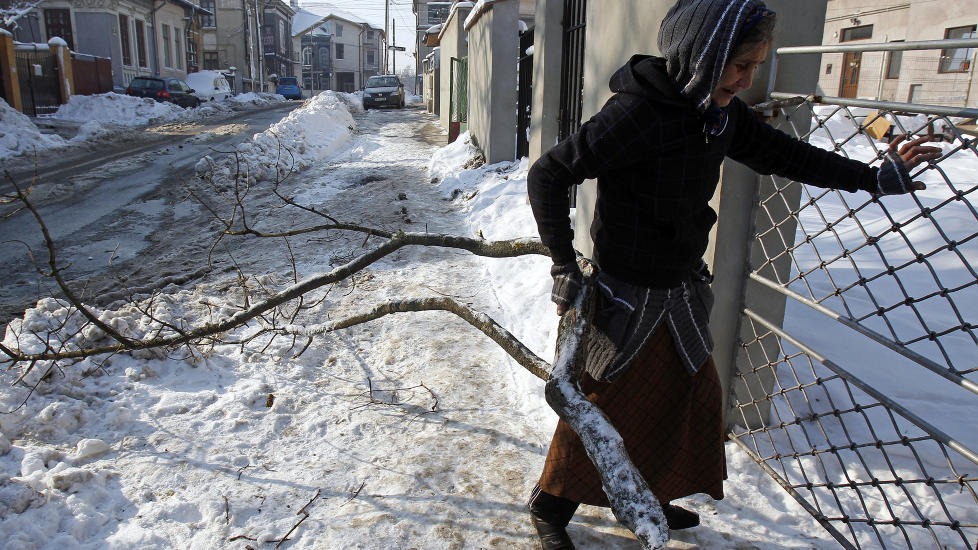 SPRENGKULDE: 43 mennesker er d�de i Ukraina, som f�lge av kulden i landet. Her b�rer en dame tre hun skal bruke til fyre med. Foto: Bogdan Cristel/Reuters/Scanpix