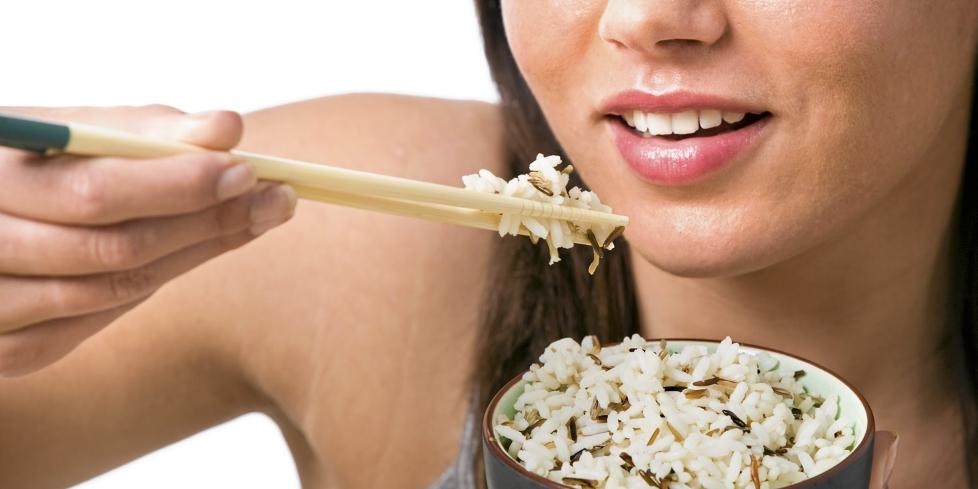 KROPPENS GODE HJELPER: Fiber, ogs� kalt kroppens feiekost, har mange positive effekter p� kroppen din. Produkter som tar lengre tid � koke, som for eksempel naturris, har alltid mer fiber, vitaminer og mineraler enn mer bearbeidede produkter. Illustrasjonsfoto: Colourbox.no