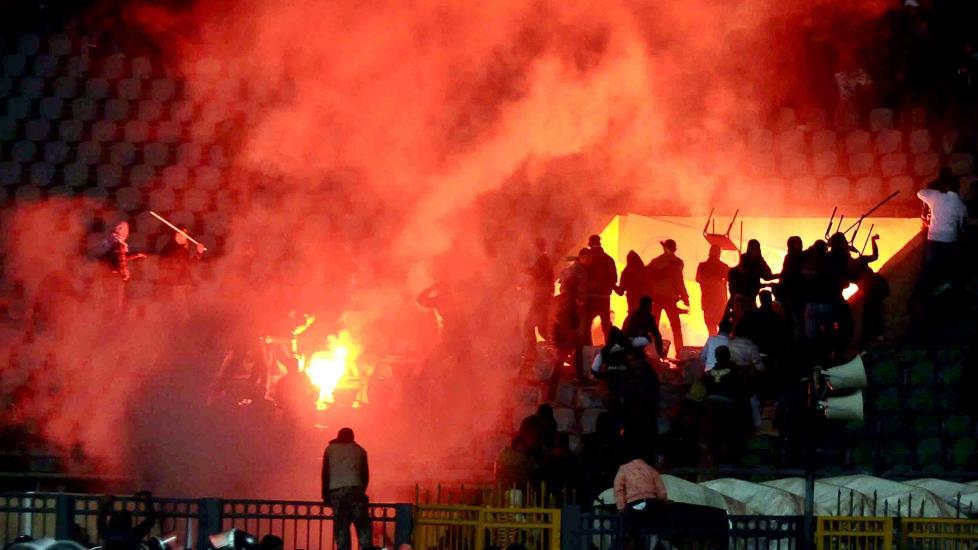 OVER 70 D�DE: Minst 74 personer d�de i oppt�yene p� fotballstadionen i Port Said i g�r kveld. Flere hundre personer er s�ret. Foto:  EPA/STRINGER