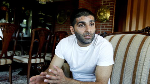 2009:  Arfan Bhatti ble l�slatt etter tre �r i varetekt. Han dro rett hjem til familien som bor i en enebolig p� Stovner.  Foto:  Jacques Hvistendahl / Dagbladet