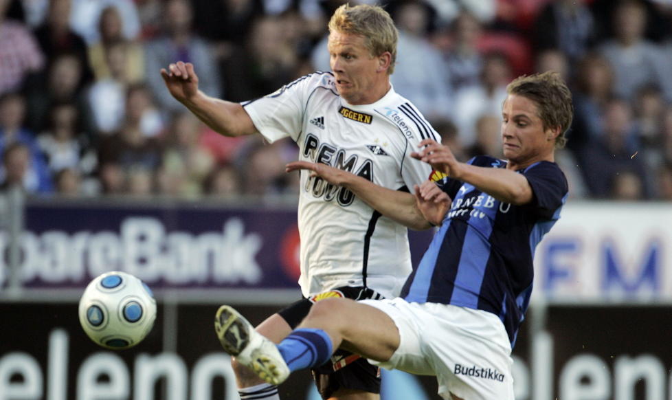 TILBAKE TIL RBK? Steffen Iversen i spill mot Stab�k for Rosenborg i 2010. RBK er en av flere klubber som er interessert i spissveteranen. Foto: Tom E. �sthuus