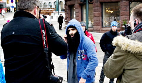 N�:  20. januar i �r var Bhatti en av personene bak demonstrasjonen mot krigf�ringen i Afganistan. Under demonstrasjonen angrep Bhatti en fotograf fra VG. Foto: John T. Pedersen / Dagbladet