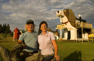 KUNSTNERE: Dog Bark Park Inn drives av kunstnerekteparet Frances Conklin og Dennis Sullivan, som lager utskj�ringer av tre - hovedsakelig med motorsag. Foto: DOG BARK PARK
