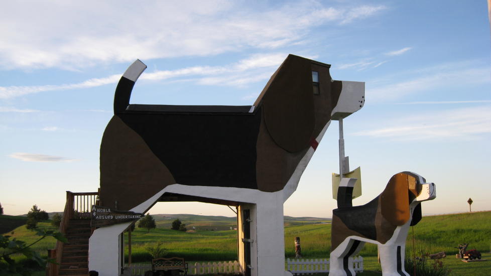 VERDENS ST�RSTE BEAGLE: Bikkja med soverom heter �Sweet Willy�, er ni meter h�y, og har selskap av kompanjongen �Toby� som m�ler dr�ye 3,5 meter fra labbene og opp. Foto: DOG BARK PARK