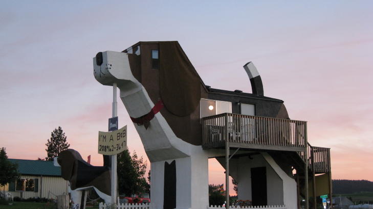 UTSIKT: P� baksiden er det en veranda der du kan skue utover pr�rien, eller nyte stjernehimmelen n�r m�rket faller p�. Foto: DOG BARK PARK
