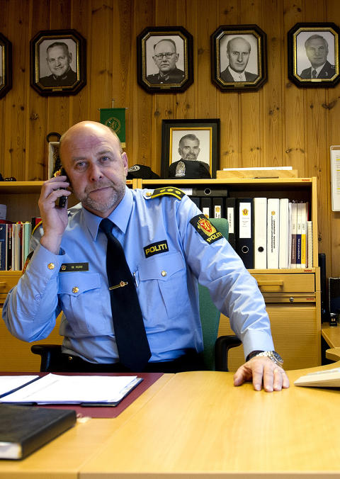ENDRER STRATEGI: Lensmann Morten Huse leder etterforskningen der Stella Mwangis far ble p�kj�rt og drept. Foto: �istein Norum Monsen / DAGBLADET