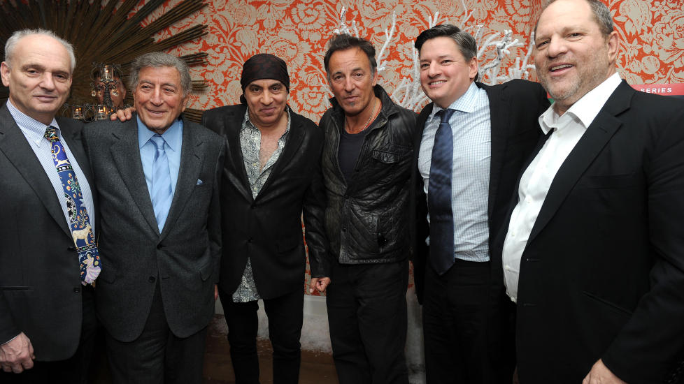 KOSTE SEG P� PREMIERE: �Lilyhammer�-skuespiller Steven Van Zandt fikk storfint f�lge under USA-premieren p� serien i New York i g�r. Her sammen med (fra venstre): �Sopranos�-skaper David Chase, sanger Tony Bennett, Bruce Springsteen, Netflix-innholdssjef Ted Sarandos og filmmogul Harvey Weinstein. Foto: Jason Kempin/Getty Images/Scanpix