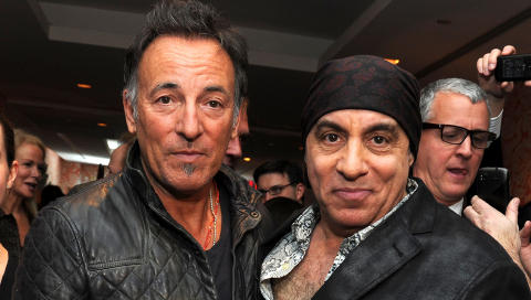 THE BOSS: Bruce Springsteen har spilt sammen med Steven Van Zandt i mange �r, og koste seg under �Lilyhammer�-premieren. Foto: Jason Kempin/Getty Images/Scanpix