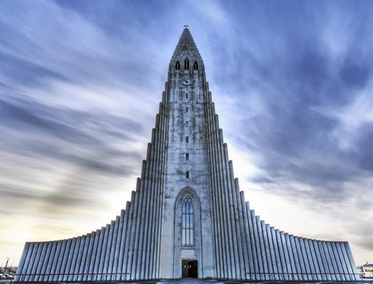 SKULPTURELL: Denne kirken i Reykjavik skal minne om en vulkansk lavastrøm. Foto: unusual-architecture.com SKULPTURELL: Denne kirken i Reykjavik skal minne om en vulkansk lavastrøm. Foto: unusual-architecture.com