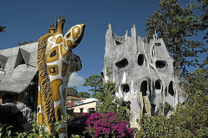 ORGANISK: Den vietnamesiske arkitekten skal ha latt seg inspirere av spanske Antoni Gaudi som har smykket Barcelona med sin arkitektur. Men er dette bygget like vellykket? Foto: unusual-architecture.com ORGANISK: Den vietnamesiske arkitekten skal ha latt seg inspirere av spanske Antoni Gaudi som har smykket Barcelona med sin arkitektur. Men er dette bygget like vellykket? Foto: unusual-architecture.com