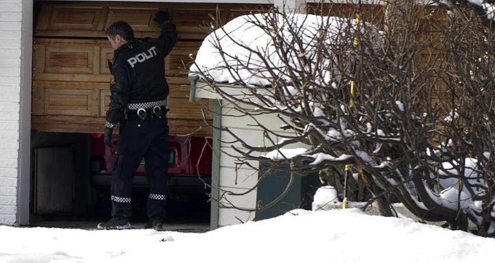 UNDERS�KER GARASJE: Politiet har sperret av et hus p� utkikk etter bilen som kj�rte p� faren til Stella Mwangi p� tirsdag. Det st�r to biler som passer til politiets signalement p� bilen som kj�rte p� Jeff Mwangi Kwirikia. Foto: �istein Monsen