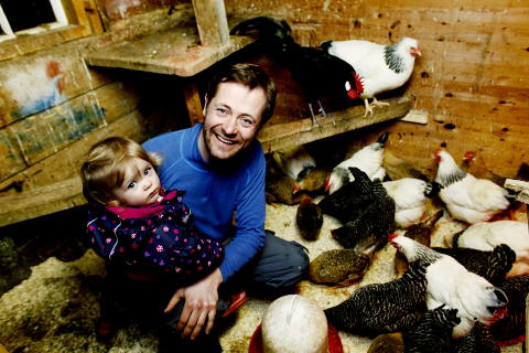 MED PAPPA P� JOBB: Agnes er flink til � hjelpe pappa Andreas i h�nsehuset. 40 h�ner leverer egg nok til hele nabolaget. Foto: KRISTIN SVORTE