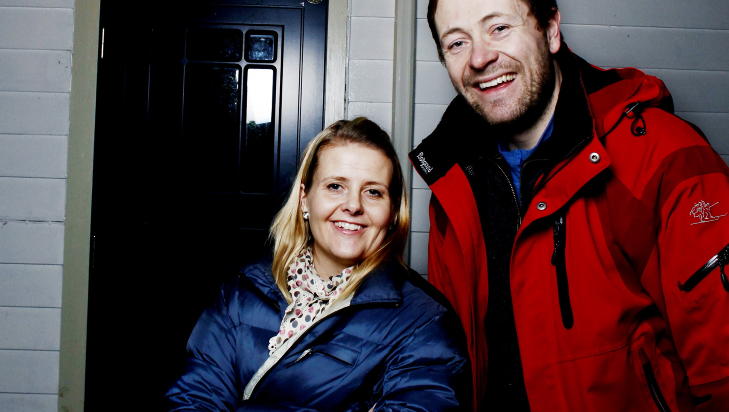 P� NYTT TO GANGER: De jaget heseblesende karrierer i Storbritannia. S� ble de fiskere i Finnmark. N� har Andreas og Lene W. Wiese snudd livet p� ny: De driver sm�bruk i Sogn.Foto: KRISTIN SVORTE