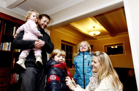 FULLT KJ�R: Ellinor, Lorentz og mamma Lene skal p� skikarusell i nabobygda. Pappa Andreas og Agnes skal v�re hjemme og passe p� dyrene.

Foto: KRISTIN SVORTE