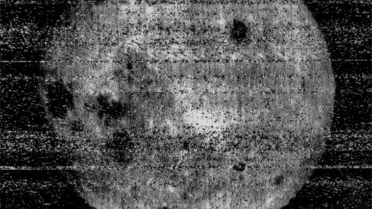 F�RSTE BILDE: Luna 3-ekspedisjonen til Sovjetunionen kom tilbake med dette bildet av m�nens bakside.