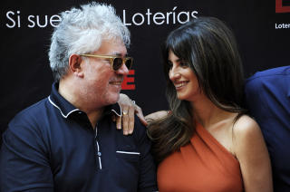 FASCINERT AV LANZAROTE: Pedro Almod�var, her sammen med Penelope Cruz. Foto: DOMINIQUE FAGET/AFP/SCANPIX