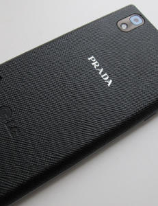Designtelefon med rå kraft og diger skjerm