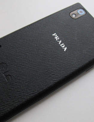 Designtelefon med r� kraft og diger skjerm