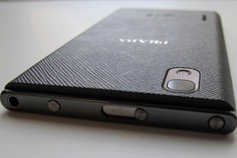 TYNN: Prada 3.0 er bare 8,5 mm tykk. Foto: Marius S. Eltervåg, Mobili.no TYNN: Prada 3.0 er bare 8,5 mm tykk. Foto: Marius S. Eltervåg, Mobili.no