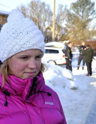 Her føres en person ut av lensmannskontoret