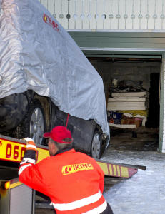 Her fraktes drapsbilen vekk fra foreldrenes garasje