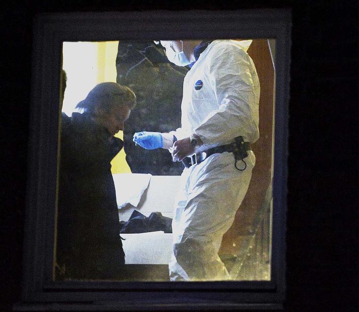 TEKNISK ETTERFORSKNING: Politiets kriminalteknikere unders�ker trappeoppgangen utenfor leiligheten i Sinsenveien. Foto: Bj�rn Langsem / Dagbladet