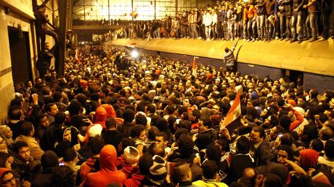 SINNE: Al-Ahly-fans venter p� togene som fraktet de skadde supporterne til Kairo. I kveld er det store protester i gatene i byen.Foto: SCANPIX/EPA/STRINGER