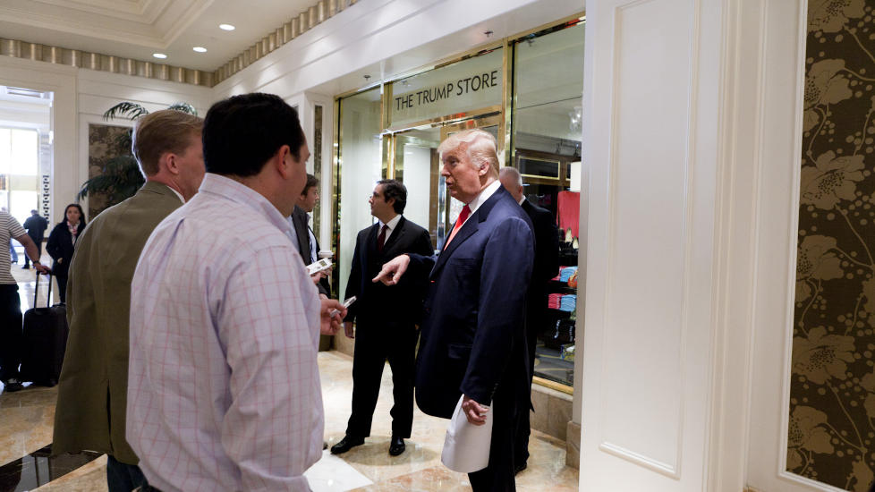 I RAMPELYSET IGJEN: Kjendisriking Donald Trump trer inn i rampelyset igjen med sin st�tte til Mitt Romney. Dagbladet traff han i lobbyen p� hotellet hans i Las Vegas. Foto: Johannes Wors�e Berg/Dagbladet