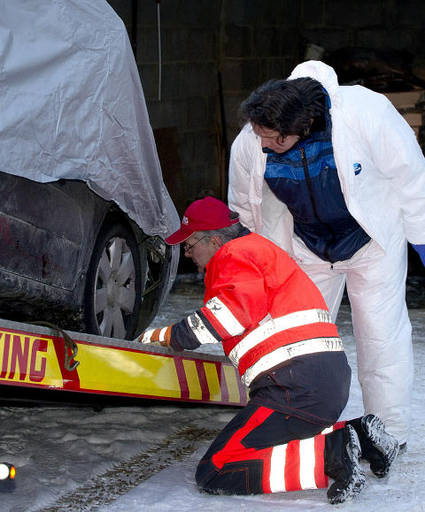 SKADE: Teknikere fra politiet sjekker at stroppene som fester bilen til redningsbilen sitter skikkelig og ikke �delegger for bevis. Foto: �istein Norum Monsen/DAGBLADET.