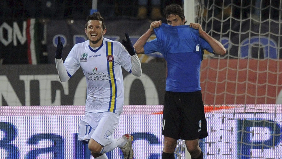 F�R DET T�FT: Cyril Th�r�au scoret Chievos avgj�rende andrem�l i debuten til Novara-trener Emiliano Mondonico.Foto: SCANPIX/AP/Fabio Ferrari