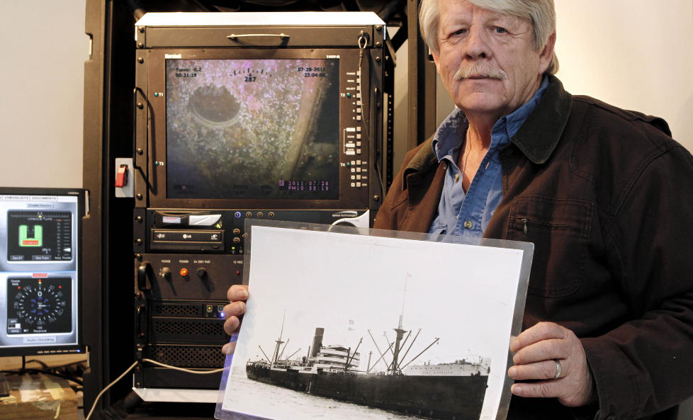 Greg Brooks, fra vrakbergerne Sub Sea Research viser frem b�de gamle og nye bilder av frakteskuta Port Nicholson som kan inneholde tidenes sunkne skatt. Foto: AP Photo/Winslow Townson/Scanpix