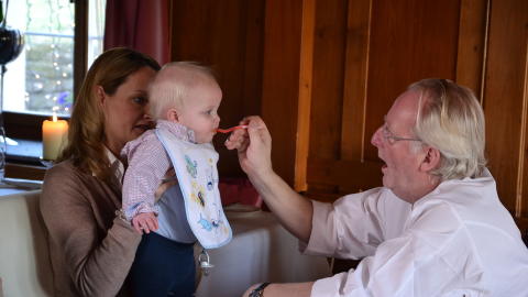 EN SYNGENDE HELLSTR�M: Mesterkokken m�tte ty til synging for � f� de sveitsiske barna til � spise maten hans. Foto: TV 2