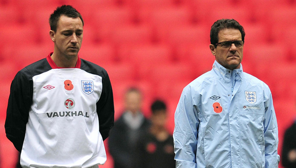 ST�TTE: John Terry (t.v.) er st�ttet av landslagssjef Fabio Capello, men i dag kan Det engelske fotballforbundet likevel bestemme seg for � frata Terry kapteinsrollen. Foto: Glyn Kirk, AFP/Scanpix