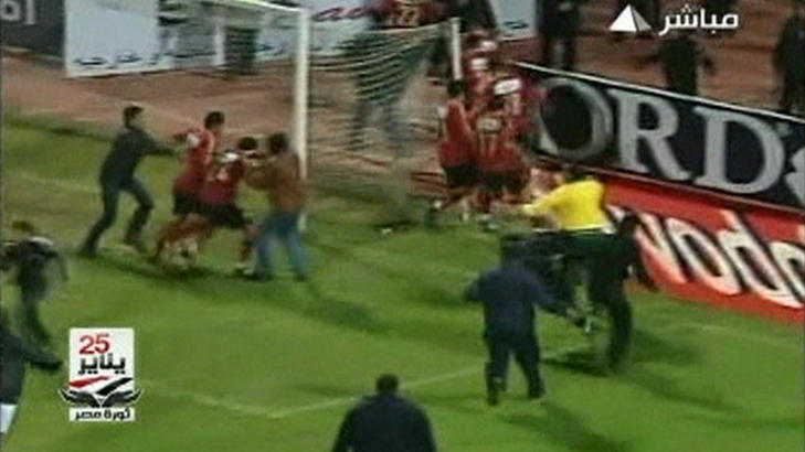 KAOS: Det br�t ut fullt kaos etter kampen mellom Al-Ahly og Al-Masry. Foto:  REUTERS/Egypt Tv via Reuters Tv