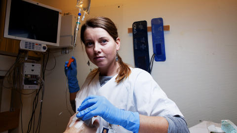 JOBBET OPP MOT 16 TIMER:  Dagene er lange n�r Evy er p� oppdrag for Leger Uten Grenser. - Man m� v�re fysisk sterk, sier hun. Foto. Lars Myhren Holand